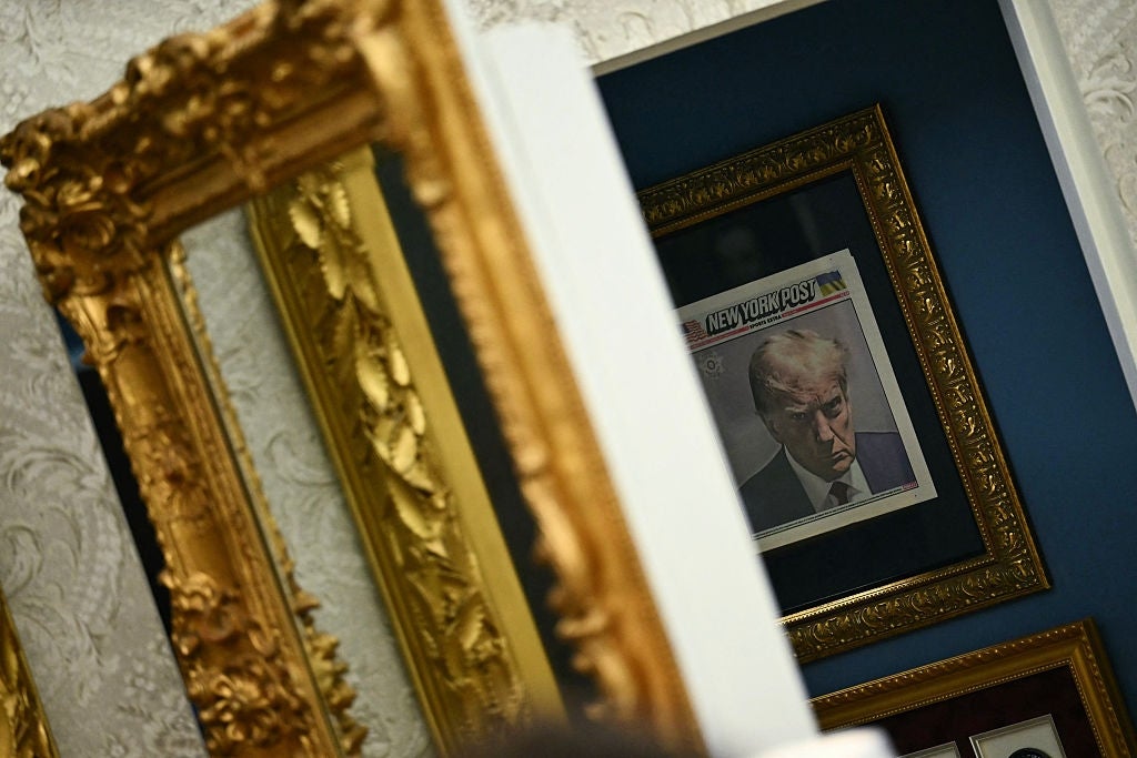 Innrammet New York Post-omslag av en mannsansikt vist inne i et galleri med utsmykkede gullrammer