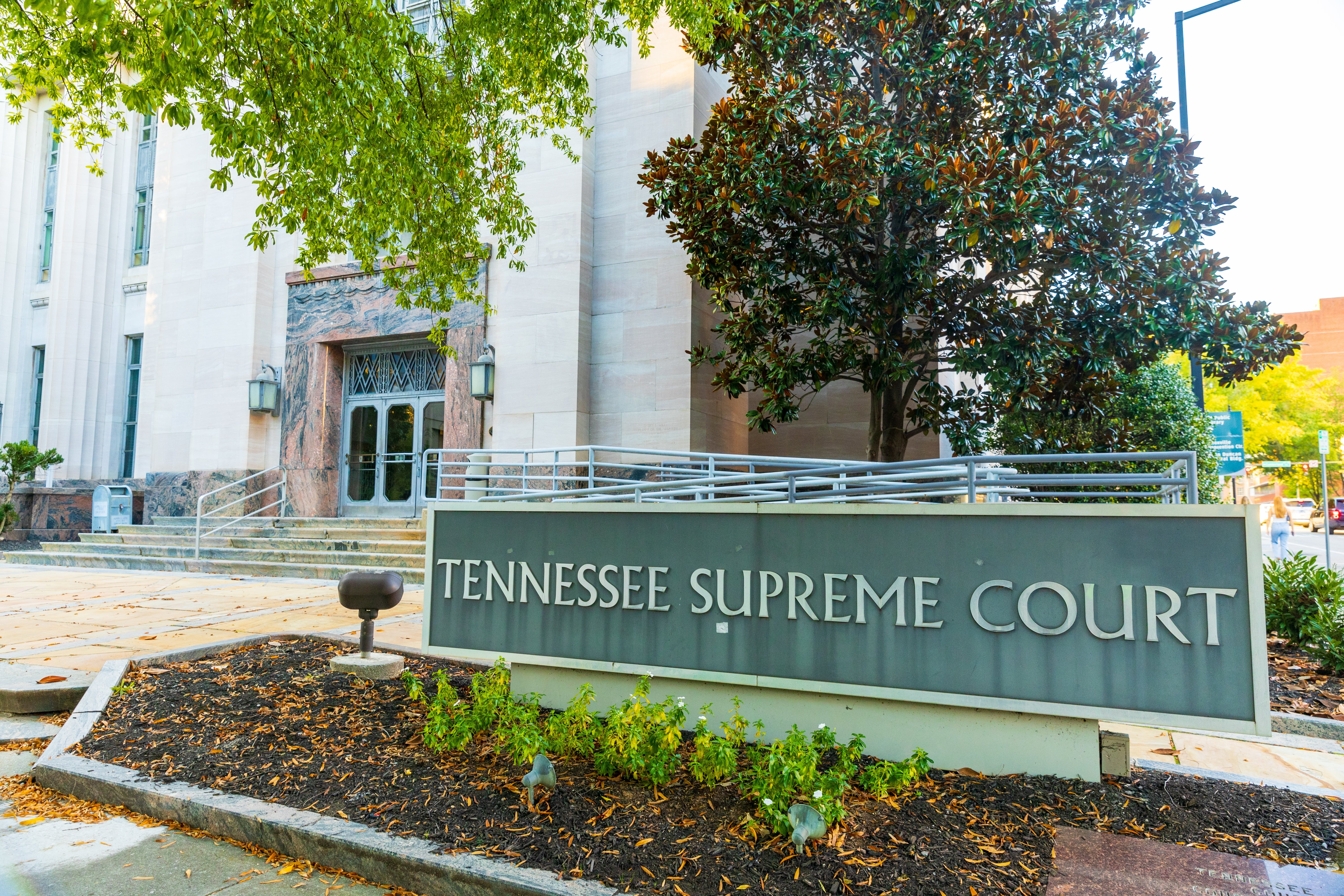 Inngang til Tennessee Supreme Court-bygning med skilt og omkringliggende grøntområder