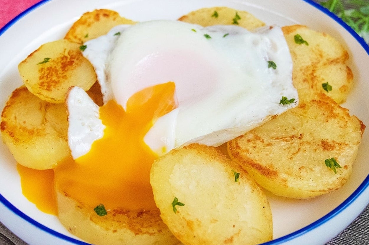 じゃがバターの目玉焼きのせ