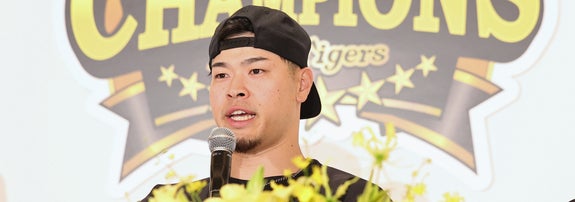 優勝記者会見での阪神・佐藤輝明選手（時事）