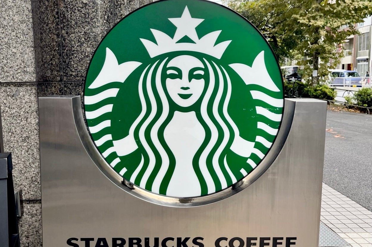 スターバックスの屋外看板。1階の店舗、屋内36席、テラス席42席、平日7時〜22時の営業時間が記載。