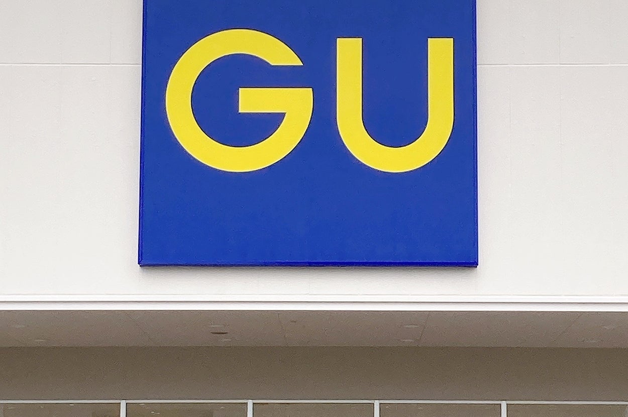 GUの店舗外観。大きな看板にGUと書かれている。店内には服が並んでいるのが見える。