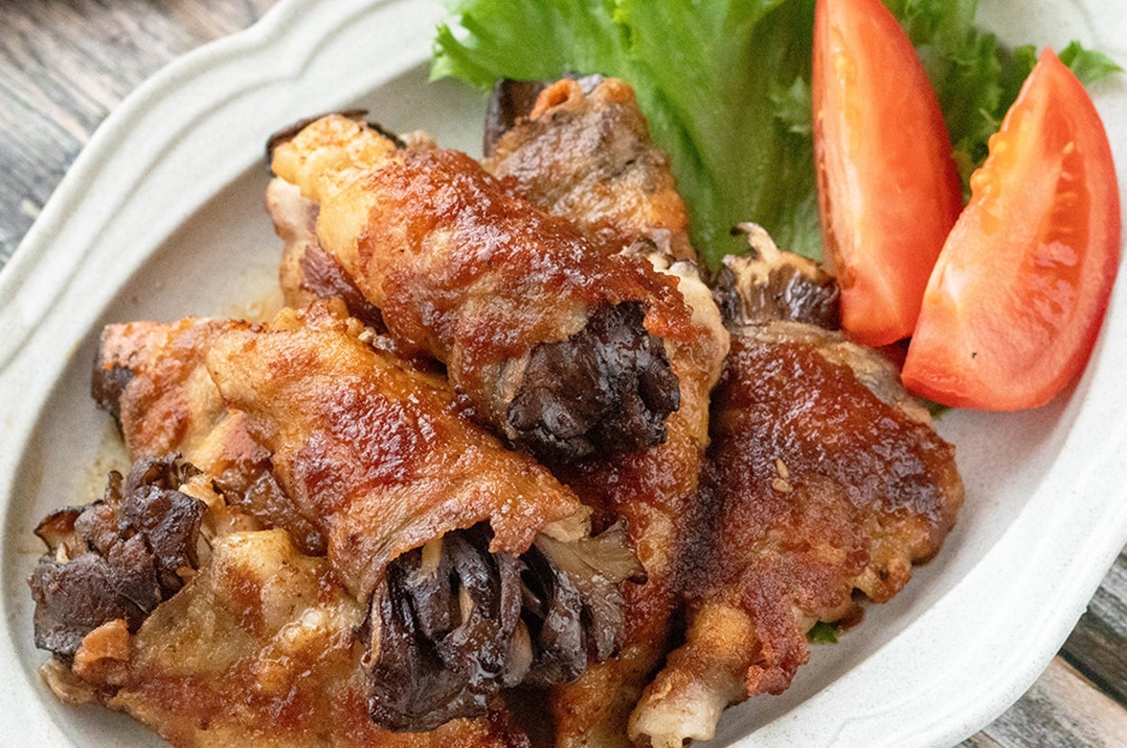 皿に盛られた肉料理。トマトとレタスが添えられている。