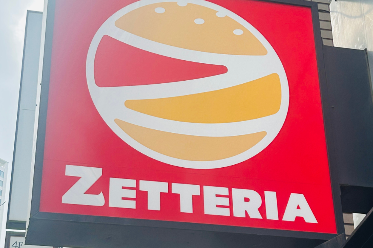 パンの形を模したロゴが描かれた「ZETTERIA」の看板。建物の外壁に設置。