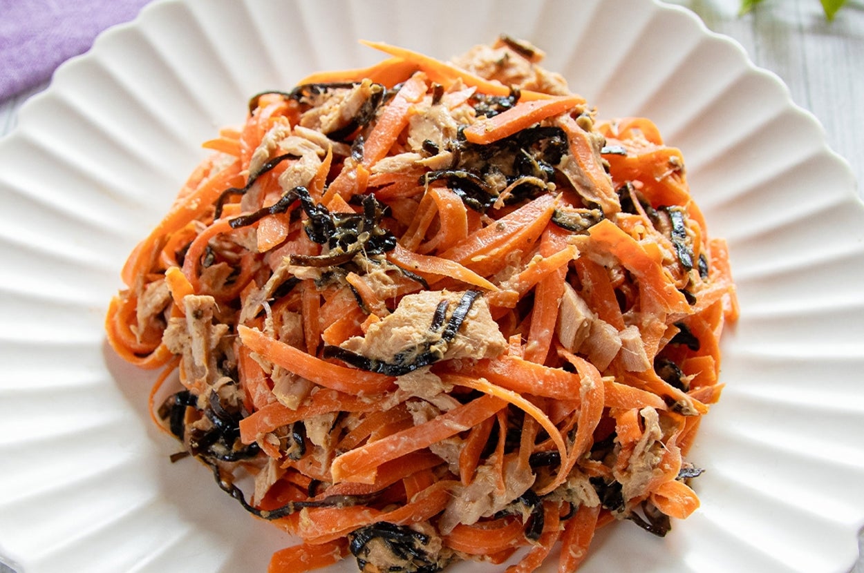 白い皿に盛られたにんじんと塩昆布とツナのサラダ。