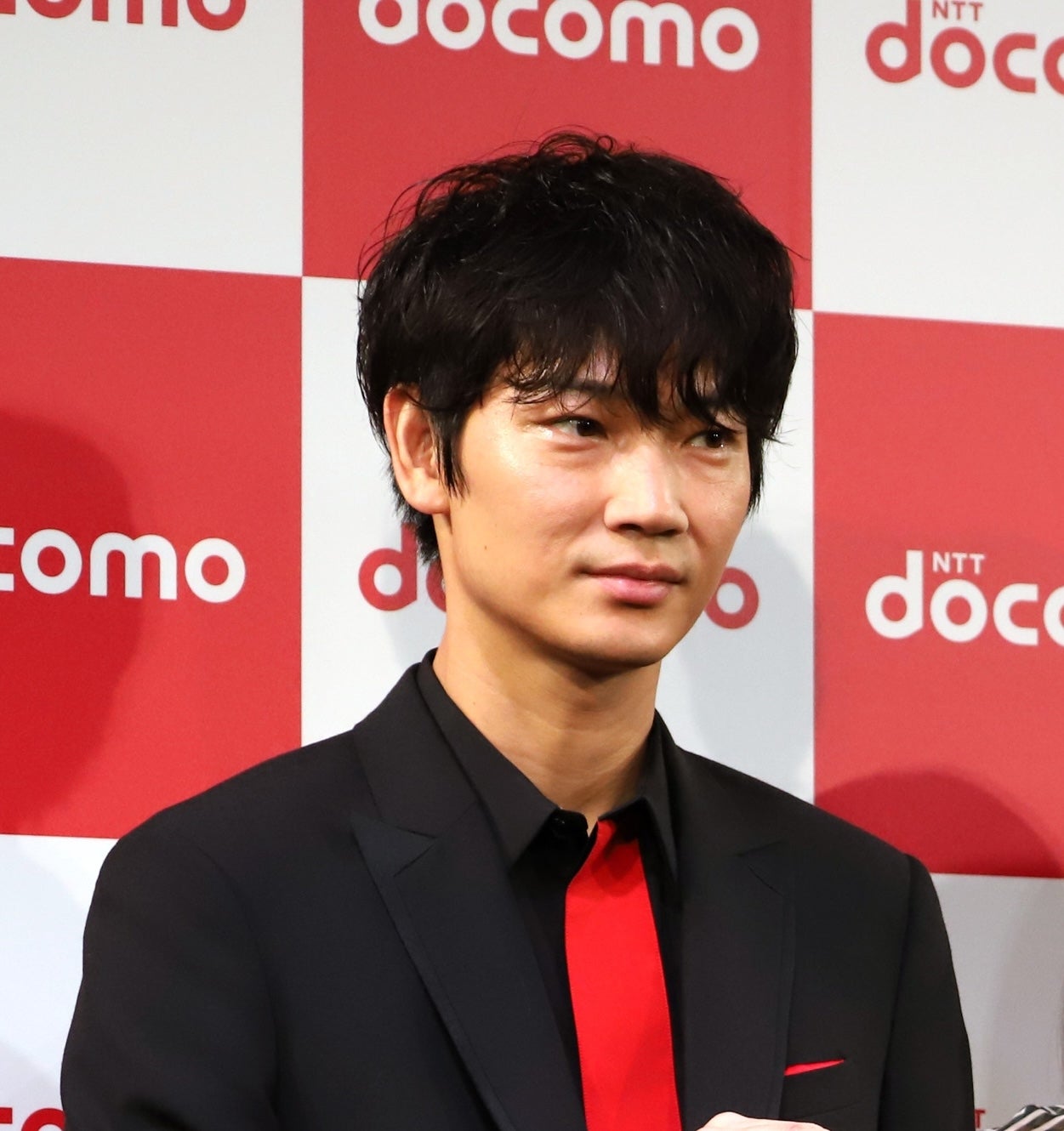 綾野剛がほぼゴリラ化」共演者も驚く姿にSNSざわつく「まさかの