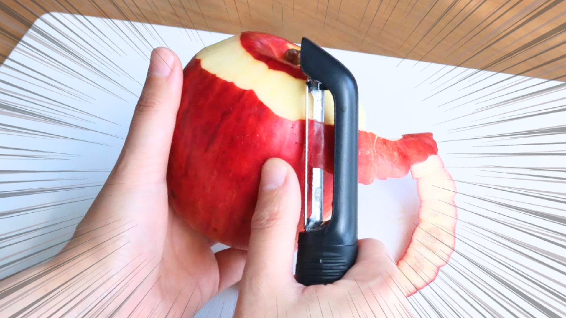 リンゴをピーラーで皮むきしている手元。スピード線で動きを示唆。