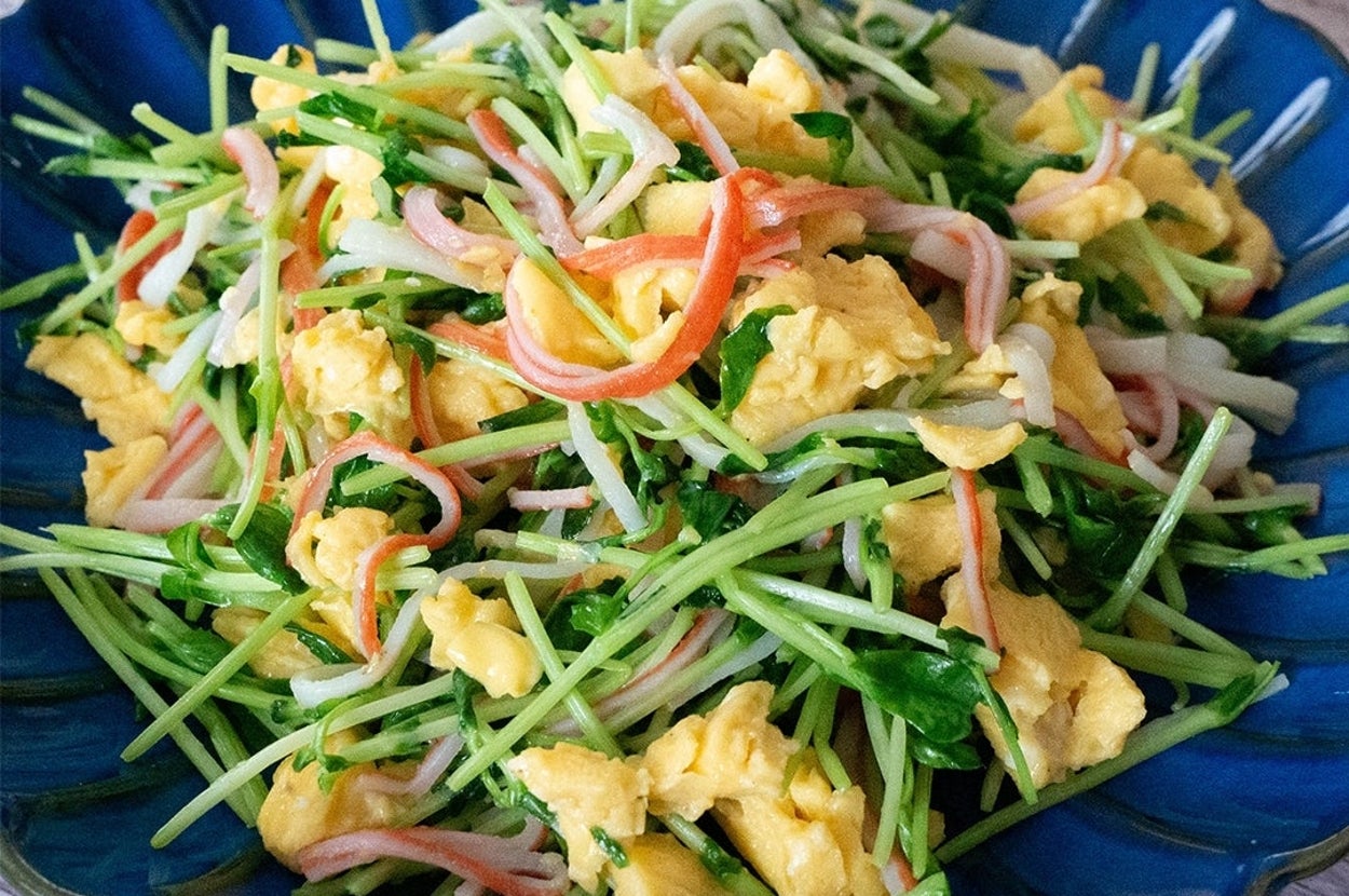 豆苗とカニ風味かまぼこの卵炒め