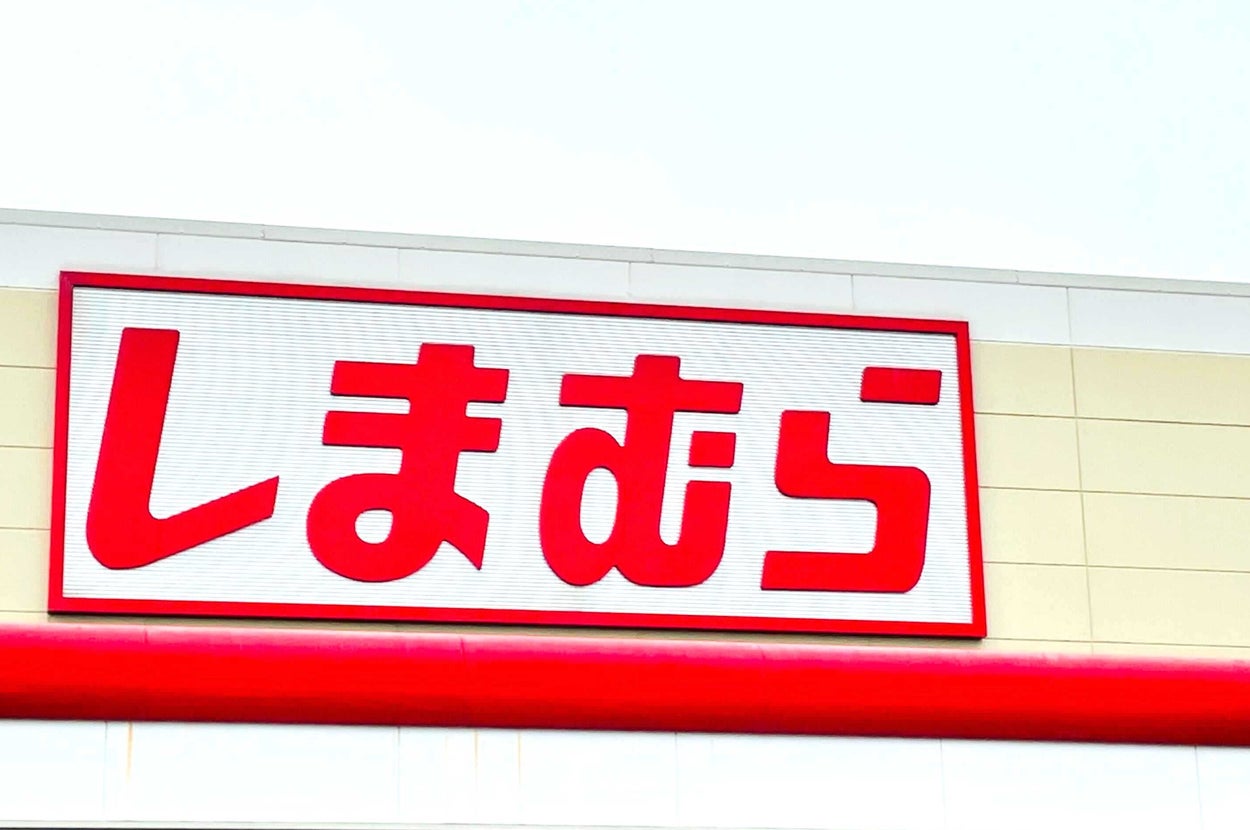 しまむらの店舗外観。大きな看板が建物の上部に設置されている。