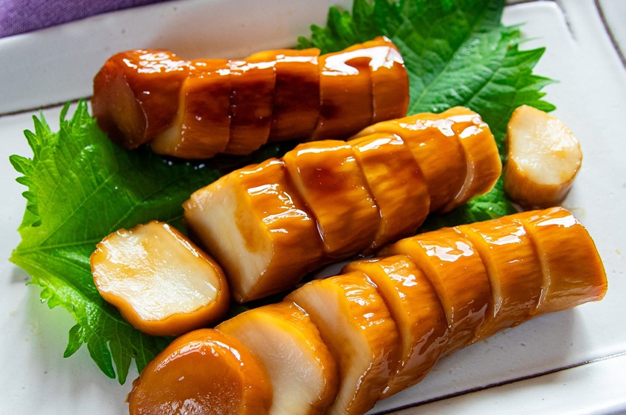 お皿に盛られた香ばしいエリンギ料理と大葉。