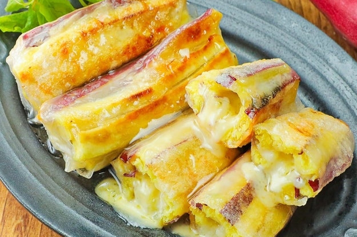 皿に盛られた焼き蜜芋のスイーツが美味しそうに並んでいる。