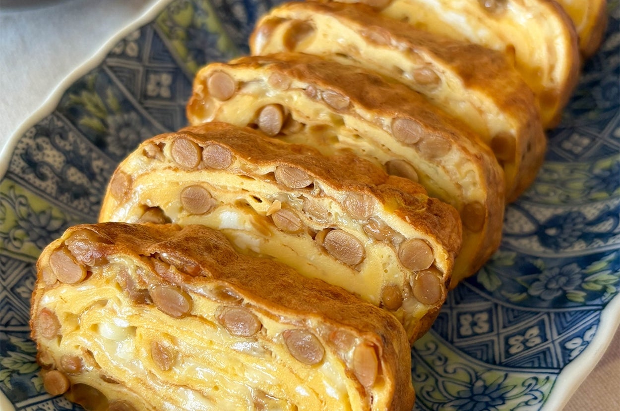 納豆チーズ卵焼きが皿に並べられている。