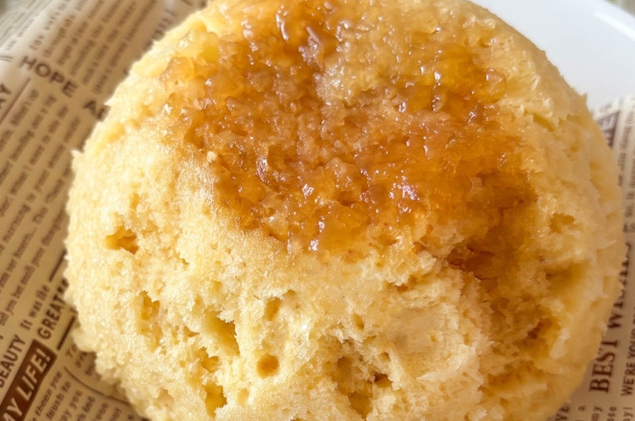 はちみつレンジケーキが皿にのっている。