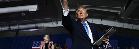 米ネブラスカ州の集会会場に姿を見せたドナルド・トランプ米大統領とナタリー・ハープ。大統領特別秘書官（＝2026年10月5日撮影）/ Kent NISHIMURA / AFP＝時事