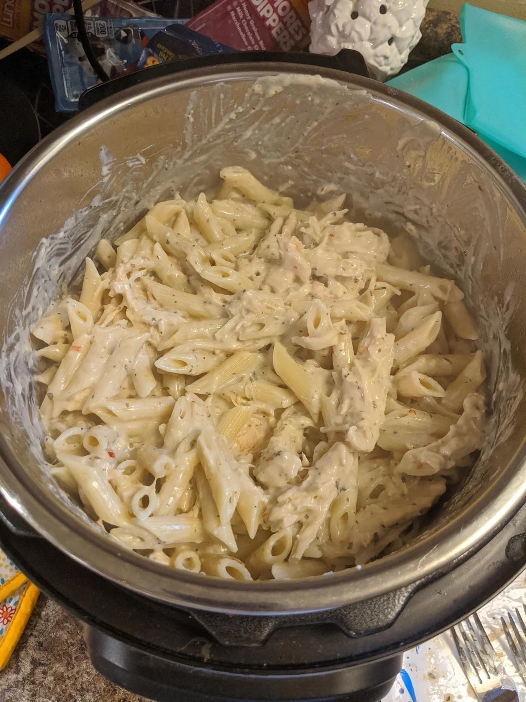 Creamy pasta with penne and shredded chicken in a pot, ideal for a hearty meal