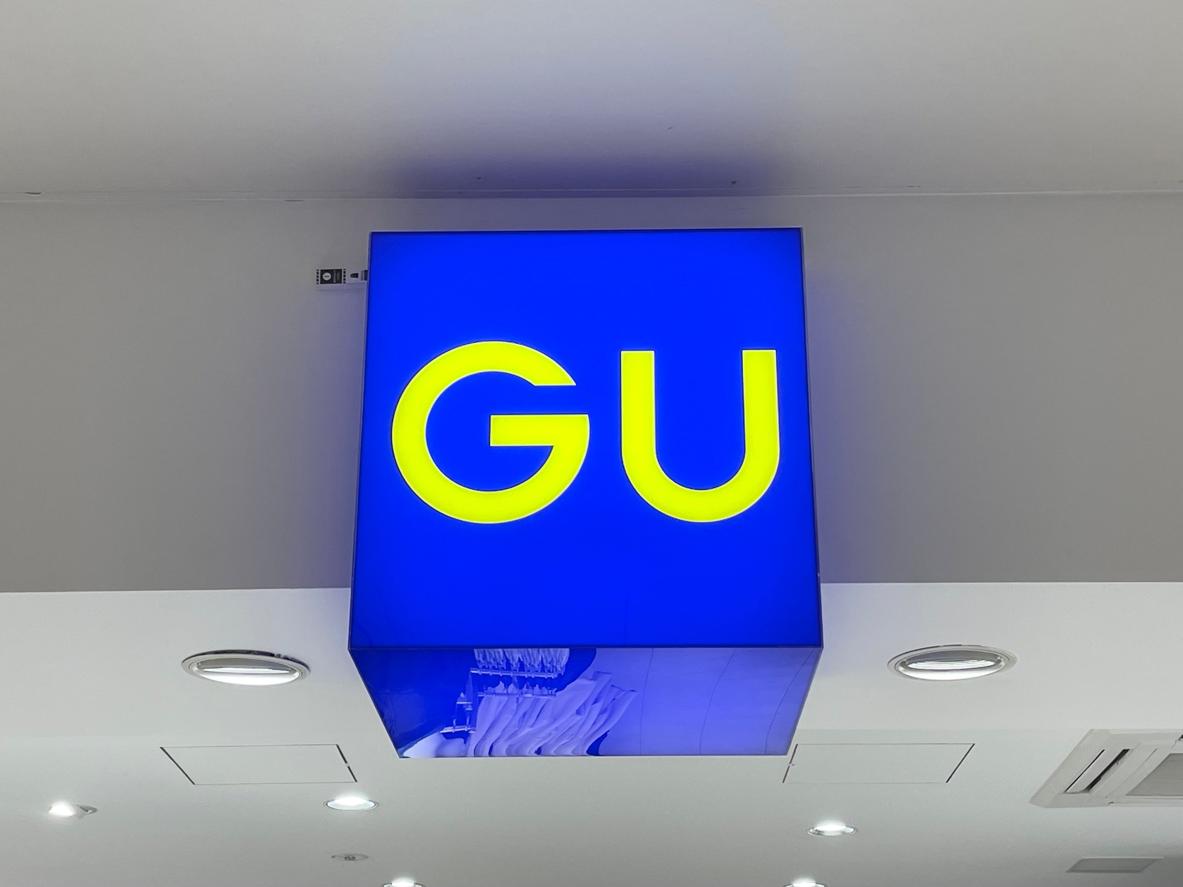 GUの店舗サイン。