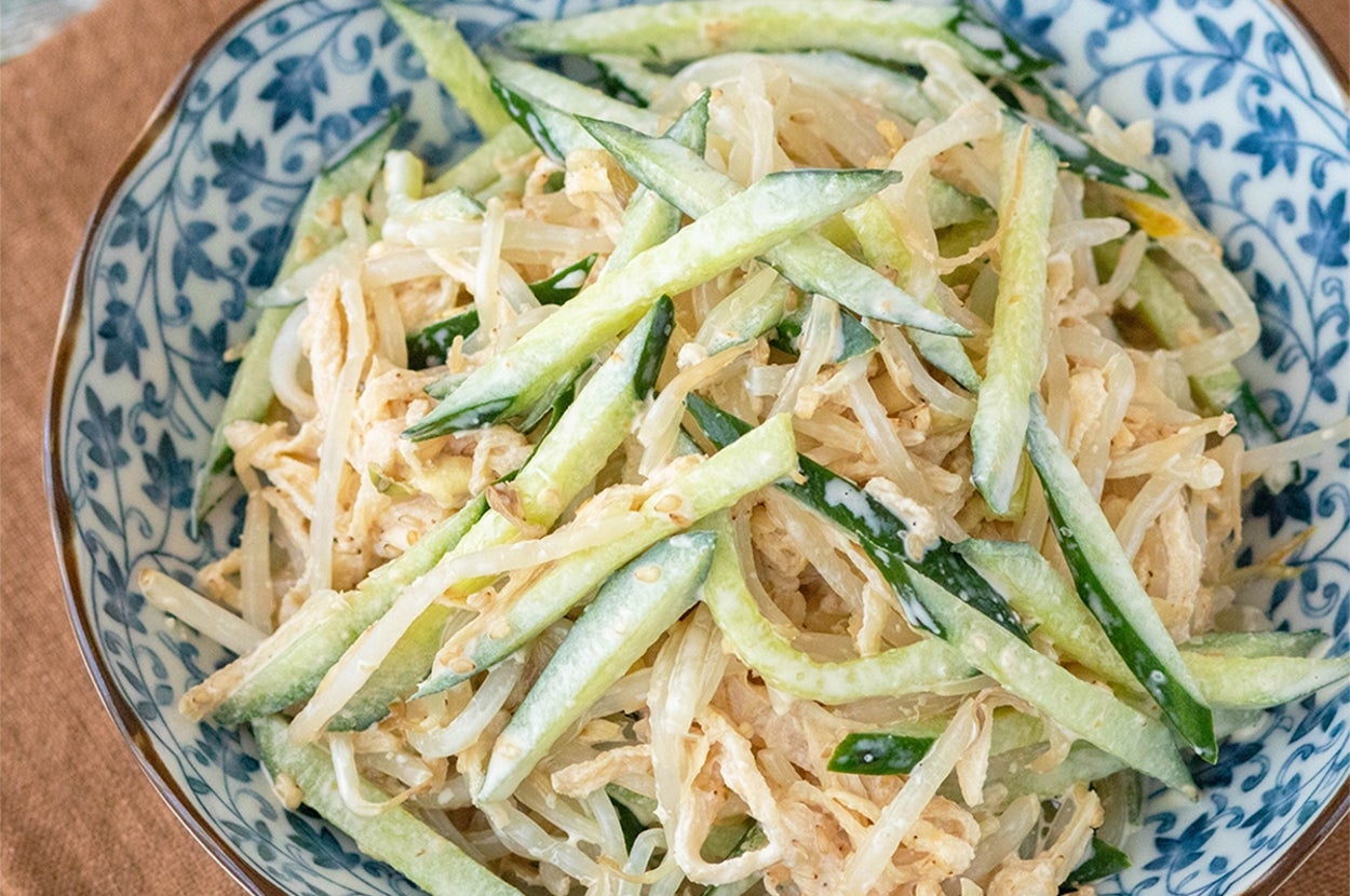 お皿に盛られたもやしと細切りのきゅうりの和え物。