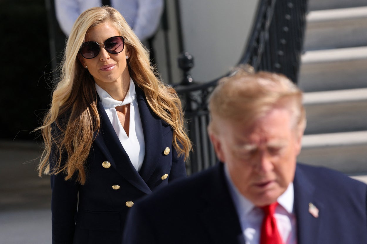 ドナルド・トランプ米大統領（手前）とケイティ・ザカリア氏（奥）/ WIN MCNAMEE / AFP＝時事