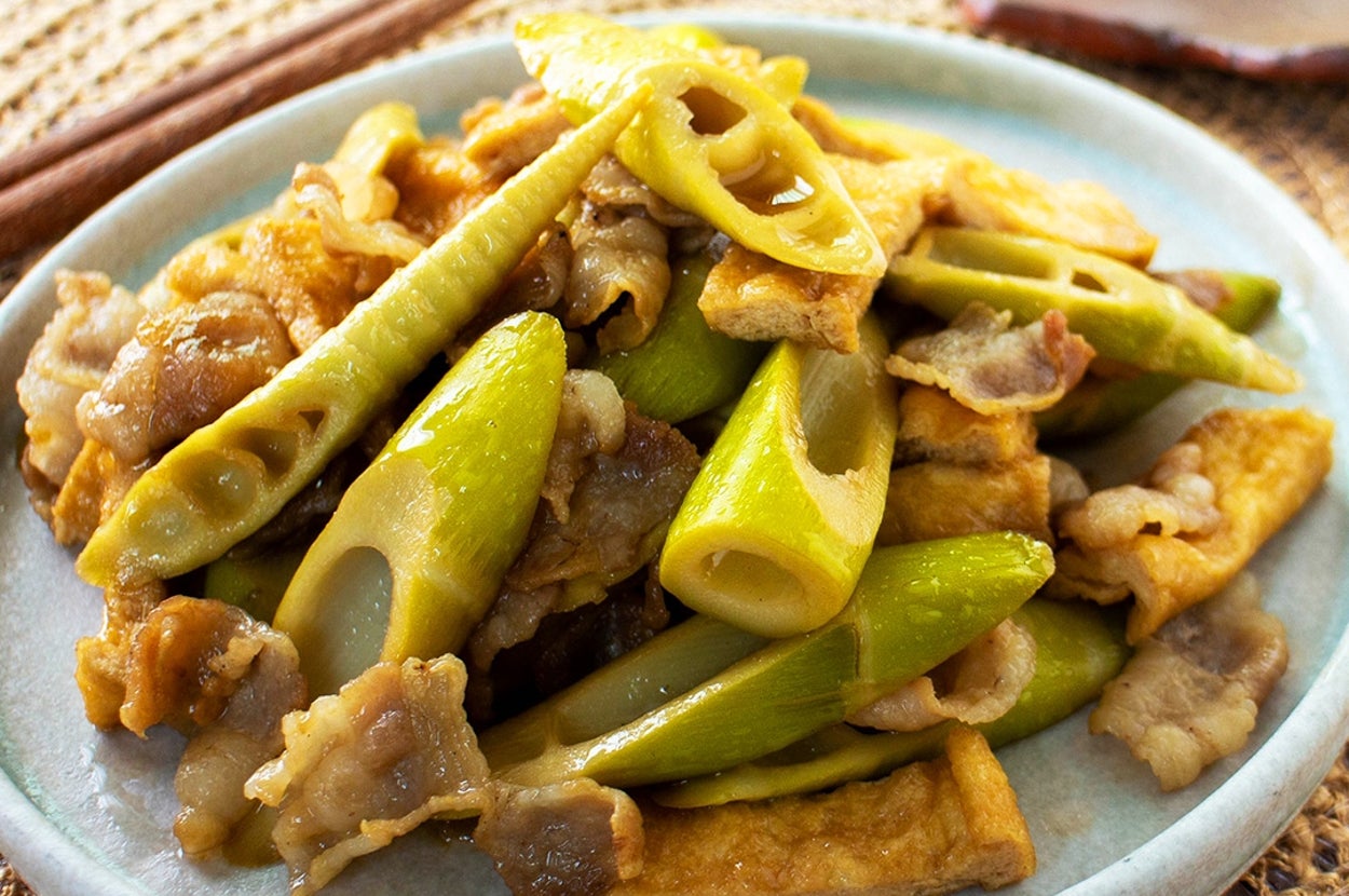皿に盛り付けられた四方竹と豚肉の炒め物。