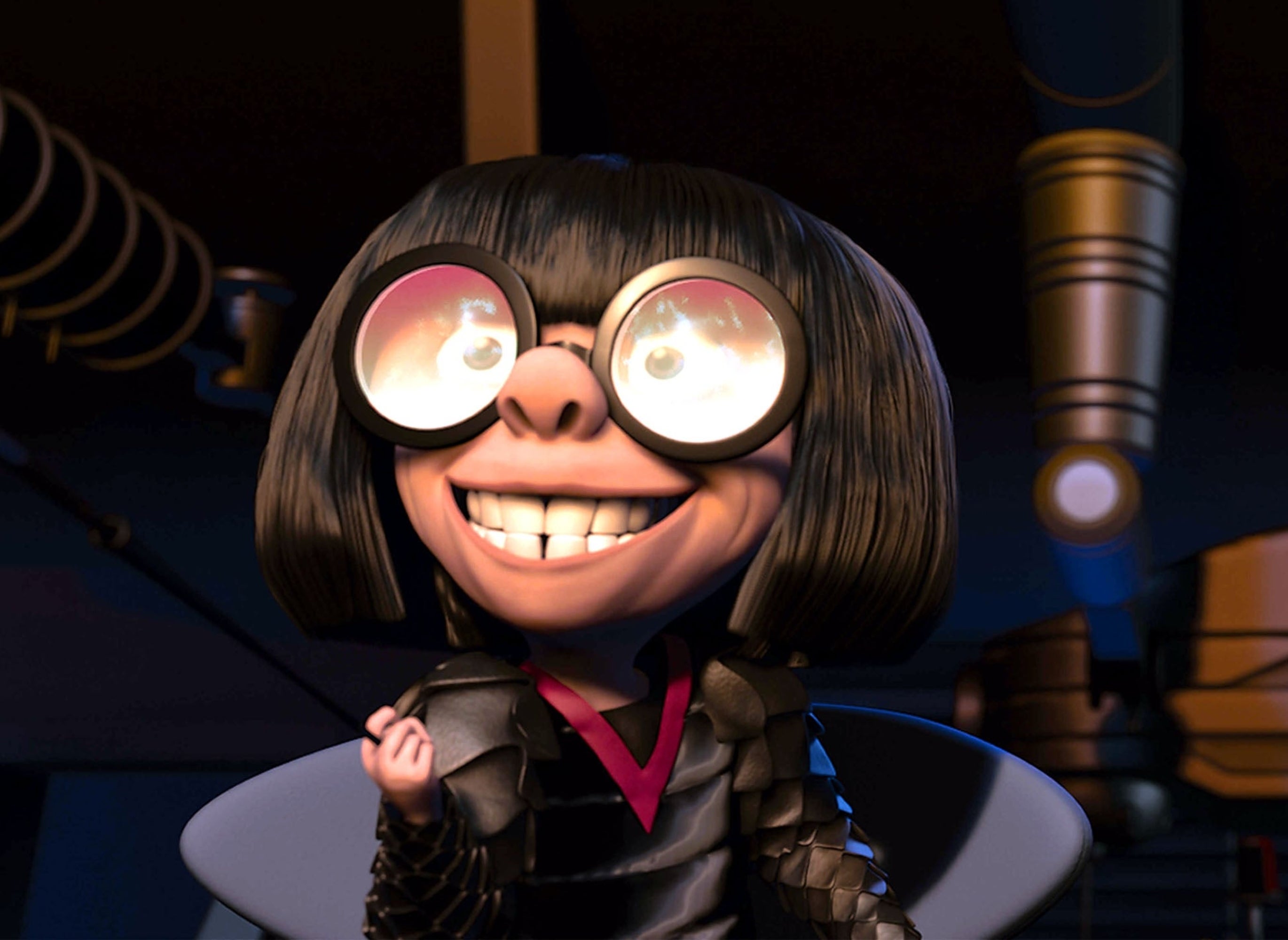 Animert scene med Edna Mode smilende og Helen Parr ser overrasket ut, holder en tekopp, i et teknologifylt rom