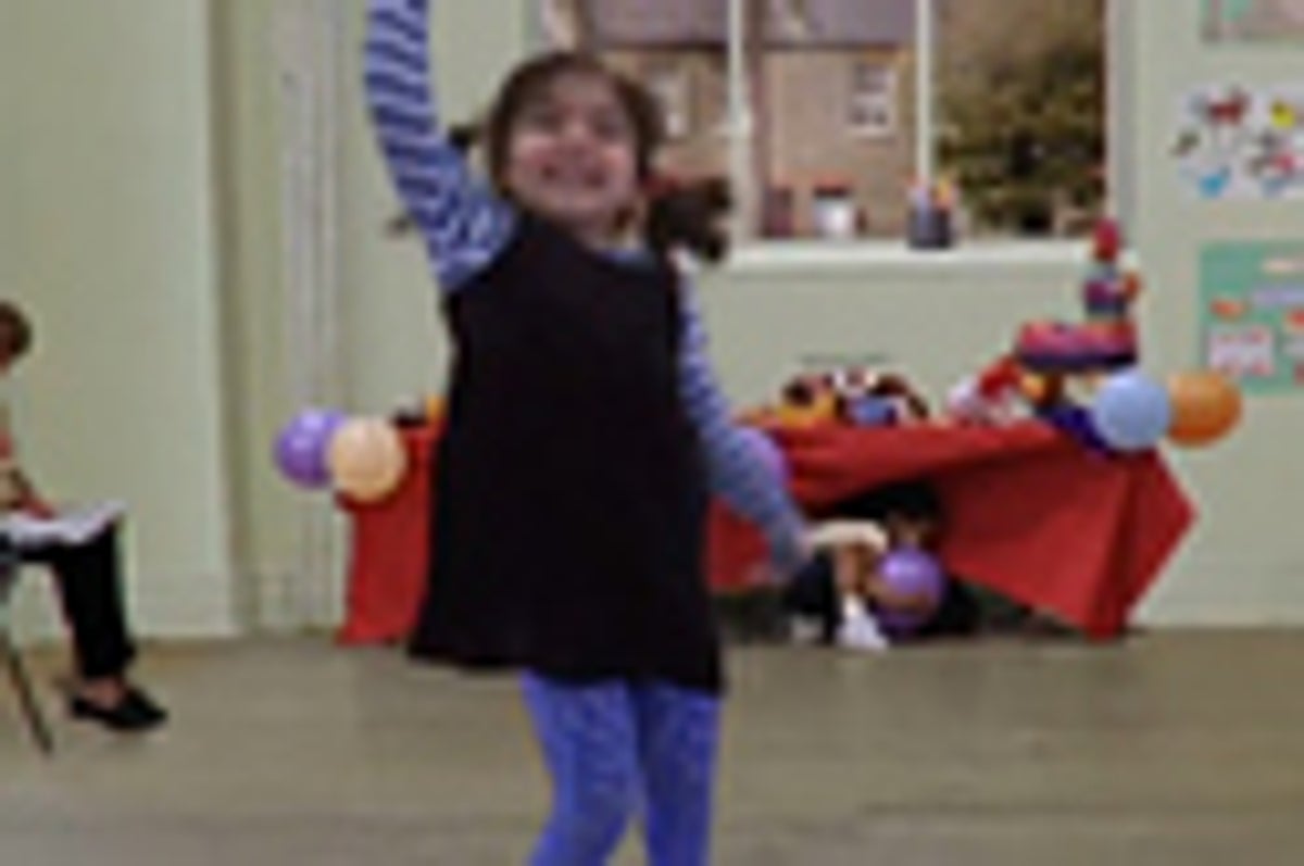 Cute Girl Has A Catchy Dance In A Viral Samsung Ad