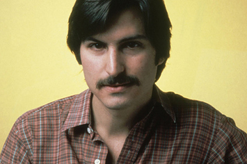 First photos of Ashton Kutcher dressed as Steve Jobs for biopic | Steve jobs,  Ashton kutcher, Dos hombres y medio
