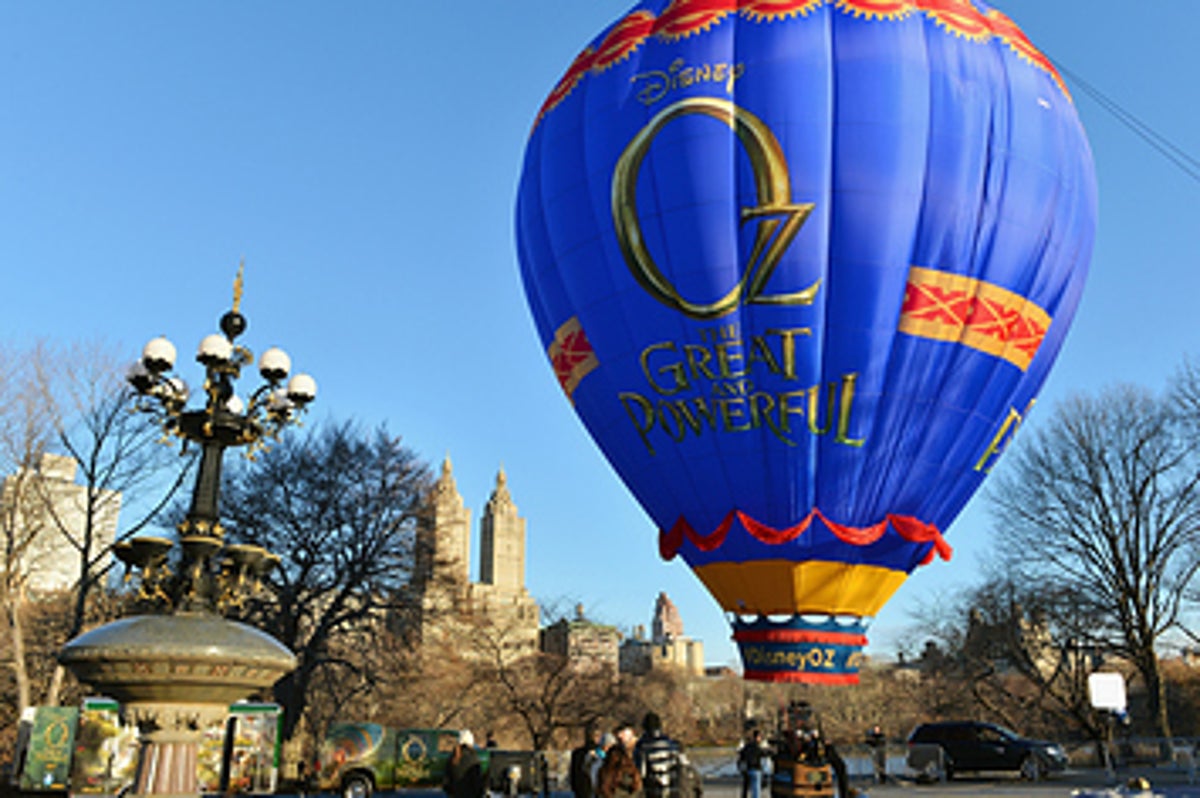 leeuwerik compleet Inferieur Oz The Great And Powerful" Promotional Balloon Fittingly Gets Swept Away In  Central Park