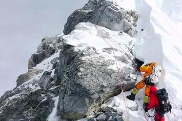 Week Of Firsts At Mount Everest, Including The First Harlem Shake On 