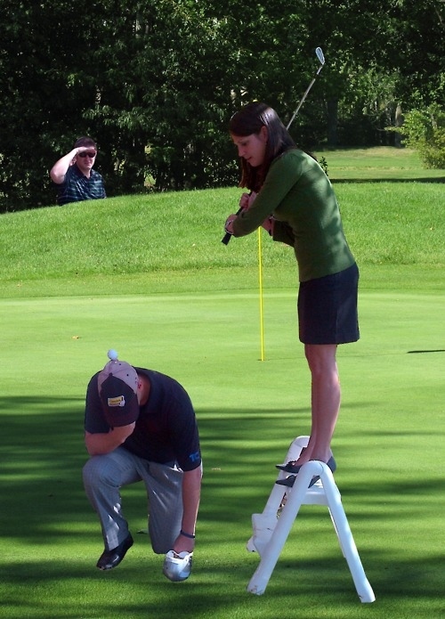 Golf tee-bow