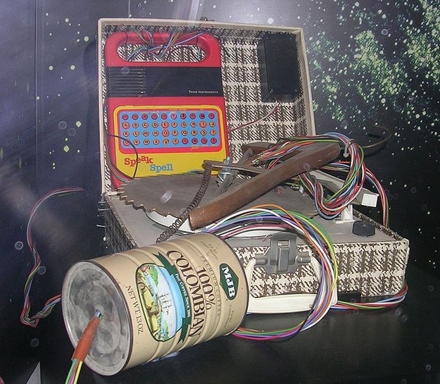 When they wanted E.T. to phone home in the film, they got science and technology expert Henry Feinberg to design a device that would actually work. The communicator was made up of parts including; a Speak & Spell, a record player, a coat hanger, a tin can, an umbrella and a few other components.