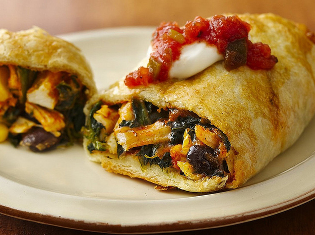 What do I need to make it?1 box (9 oz) Green Giant® frozen chopped spinach, thawed, squeezed to drain1 cup shredded cooked chicken breast1/2 cup canned black beans, drained, rinsed1/2 cup Green Giant® Valley Fresh Steamers™ Niblets® frozen corn1 cup shredded pepper Jack cheese (4 oz)1 package (1 oz) taco seasoning mix2 cans (8 oz each) Pillsbury® refrigerated garlic butter crescent dinner rolls (16 rolls)1 EGGLAND’S BEST egg white, beaten3/4 cup sour cream3/4 cup salsaHow do I make it?1. Heat oven to 375°F. In large bowl, mix spinach, chicken, beans, corn, cheese and taco seasoning mix; set aside.2. Unroll 1 can of crescent dough; press perforations to seal. Press or roll into 13x9-inch rectangle. Cut rectangle in half lengthwise, then cut crosswise into thirds to make 6 squares.3. Spoon about 1/4 cup spinach mixture onto center of each square. Bring up one side of dough over filling and roll up, folding in sides as you roll. Pinch seam to seal. On ungreased cookie sheet, place rolls seam sides down and 2 inches apart. Repeat with second can of dough and remaining spinach mixture. Brush rolls with egg white.4. Bake 14 to 18 minutes or until edges are golden brown. Cool 10 minutes. Serve warm with sour cream and salsa.