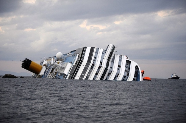 33 Jaw-Dropping Photos Of The Costa Concordia Disaster