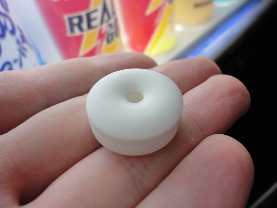 Whistle candy that tastes like the Japanese "ramune" soda popular at festivals. Blowing air through the hole makes a whistling sound.