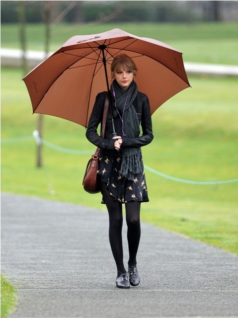 Sad Taylor Swift Takes A Sad Stroll In The Rain