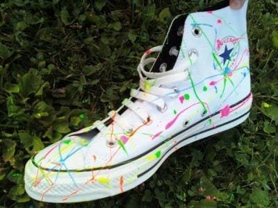 Paint splatter converse diy by me  Converse diy, Diy shoes, Black shoe  paint