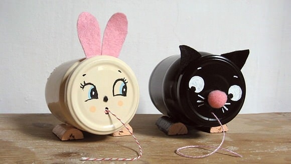Here’s a fun craft tutorial inspired by vintage string holders. I love those cute pottery heads with strings coming out of their mouths like they’re eating spaghetti. So fun!String holders are super handy to have around for craft projects, whether you’re crocheting, tying up a package, or simply keeping string and cord organized. I hope you enjoy these little guys!