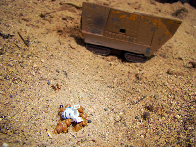 Jawas carrying R2-D2 to their sandcrawler