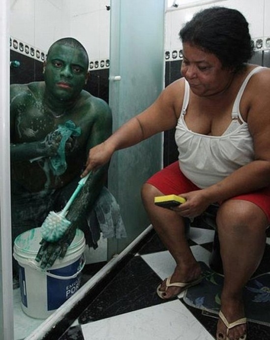 He took 20 baths in two days, desperate to remove his improvised Hulk costume, but had no success. As if the embarrassment of having all his neighbors laugh at him as he walked around his neighborhood wasn’t enough, photos of him and his mother trying to remove the paint went viral on the Internet.