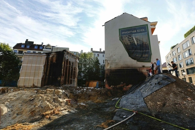 Journalists look at a blast site in the Schwabing residential area in downtown Munich August 29, 2012.