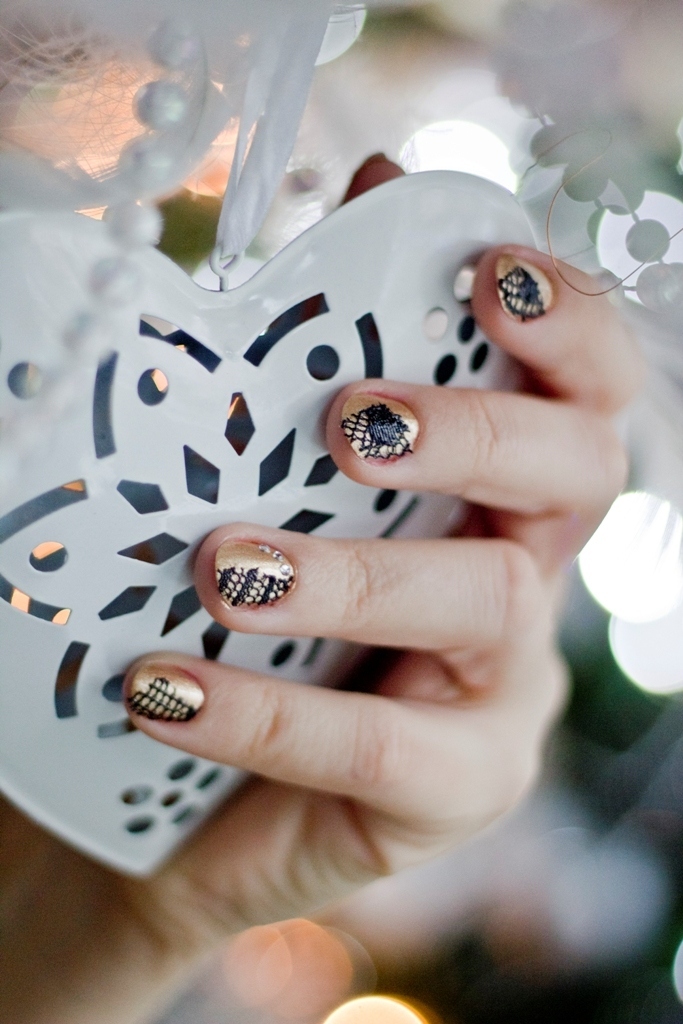 The supplies: black lace, transparent nail polish, gold nail polish, 6 silver nail diamante or any other shining details, scissors, and tweezers.