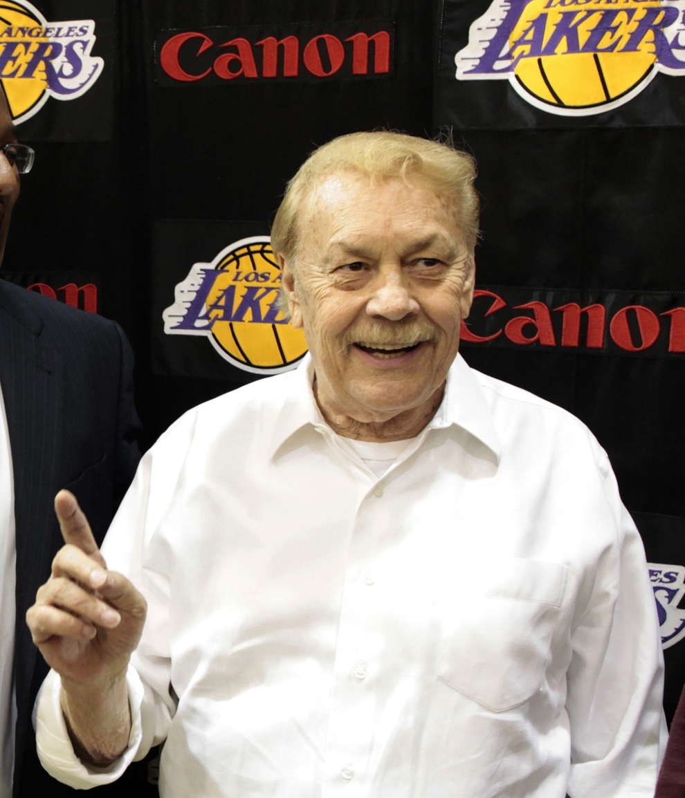 Los Angeles Lakers owner Jerry Buss passes