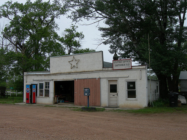 According to the photographer, this post office sits in front of the original US Hwy 18.