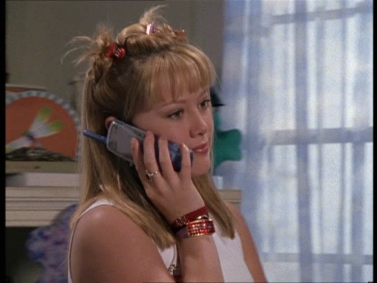 Observe Lizzy's half-up-half-down version, with butterfly clips. It's pretty beyond.