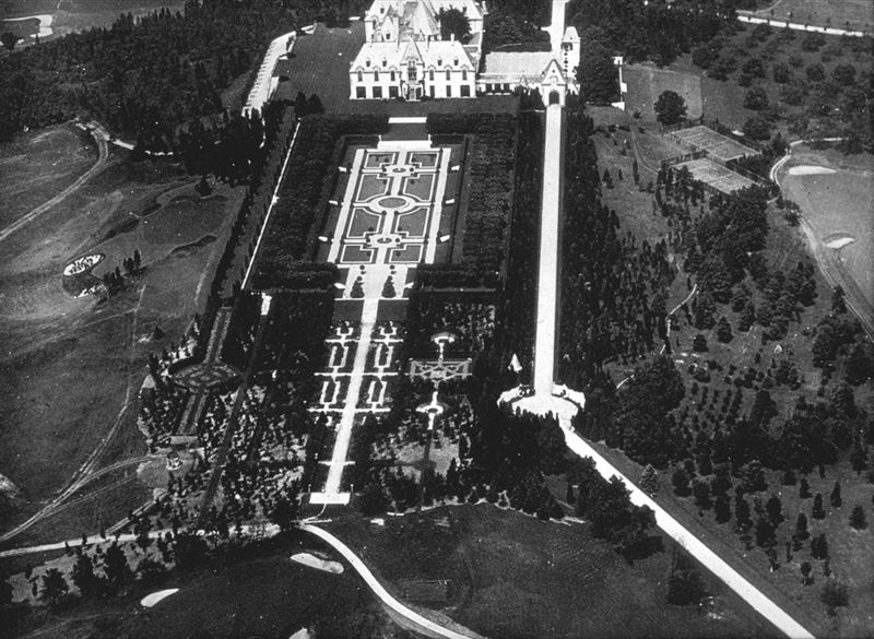 Oheka Castle. No, not Eureka's Castle. Oheka Castle. This beautiful baby — located in Huntington — belonged to Otto Kahn, a wealthy financier, from the late 1910s to his death in 1934, and was the home of any man or woman's dreams. See that giant pool in the middle? Those conical, turret like roofs? Those courtyards? That rooftop patio? And you thought your two-bedroom apartment in Manhattan was ritzy. Keep dreaming.