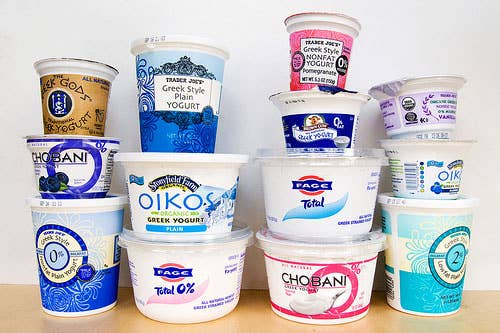 Eis um trecho de uma fascinante matéria da revista Modern Farmer sobre como lidar com o problema do soro de leite:"Para cada 100 ou 120g de leite, a Chobani e outras companhias só conseguem produzir 30g de iogurte grego cremoso. O resto acaba virando soro lácteo ácido. Trata-se de um dejeto viscoso que não pode ser simplesmente descartado. Não apenas isso seria ilegal, como também a decomposição do soro do leite é tóxica para o meio ambiente, roubando o oxigênio de córregos e rios. Isso poderia transformar um curso d’água naquilo que os especialistas chamam de ‘mar morto’, destruindo a vida aquática por áreas potencialmente amplas. Derramamentos de soro de queijo, um parente de soro de iogurte grego, já matou dezenas de milhares de peixes nos Estados Unidos nos últimos anos."