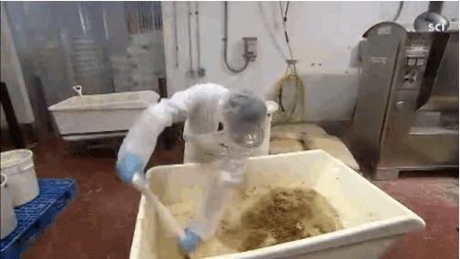 Num enorme carrinho de mão. Com uma pá. Nossa, adorei tanto isso. Assista ao vídeo completo do Science Channel aqui.