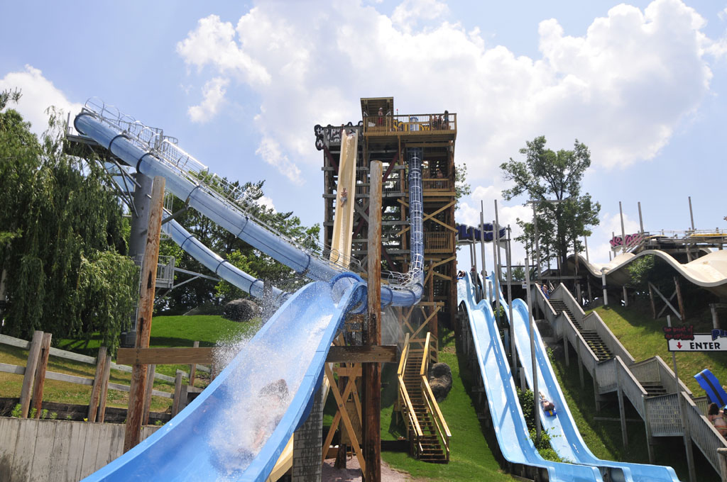 At 10 stories high and 400 feet long, this ride boasts one of the biggest drops in the world. Good news is, if you wet yourself no one will know!