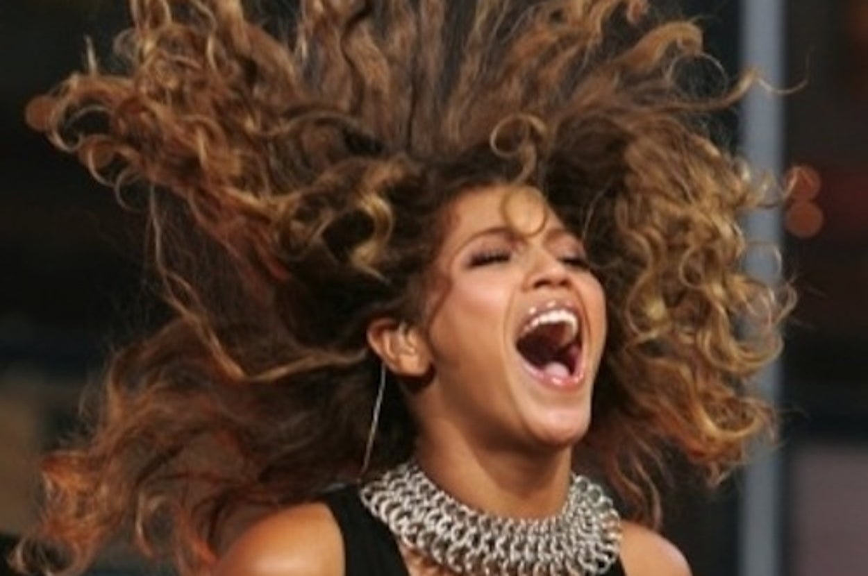 Beyoncé's Hair Got Stuck In A Fan And She Played It Off Like A Total Diva