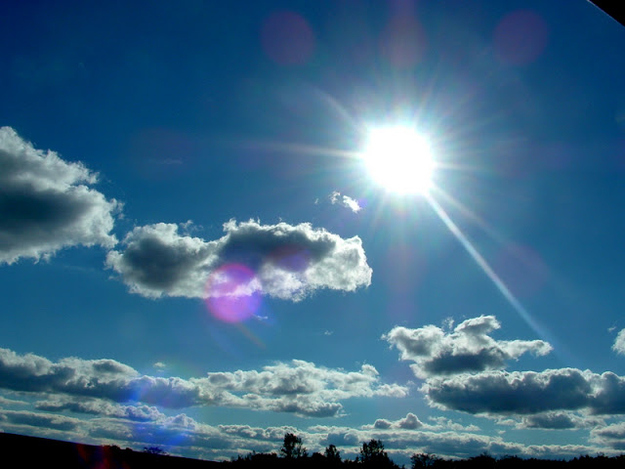 West Coast weather. There’s a reason people always talk about it in an envy-inspiring romantic tone. Blue skies, sunshine, rare storms, and healthier and happier people. Forget about Seasonal Affective Disorder (aka SAD) - just move to California and never be sad again!