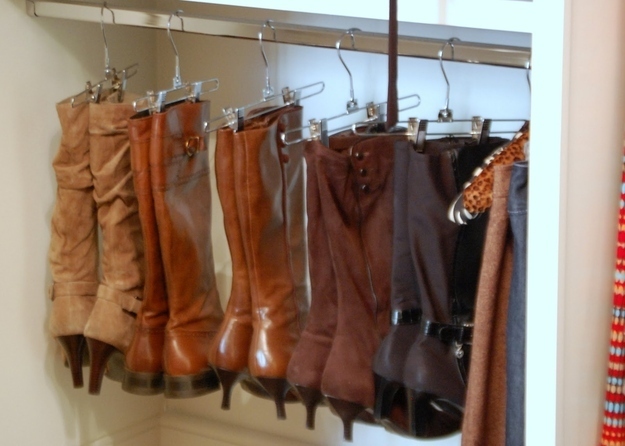 Use cabides de roupas para organizar as suas botas.